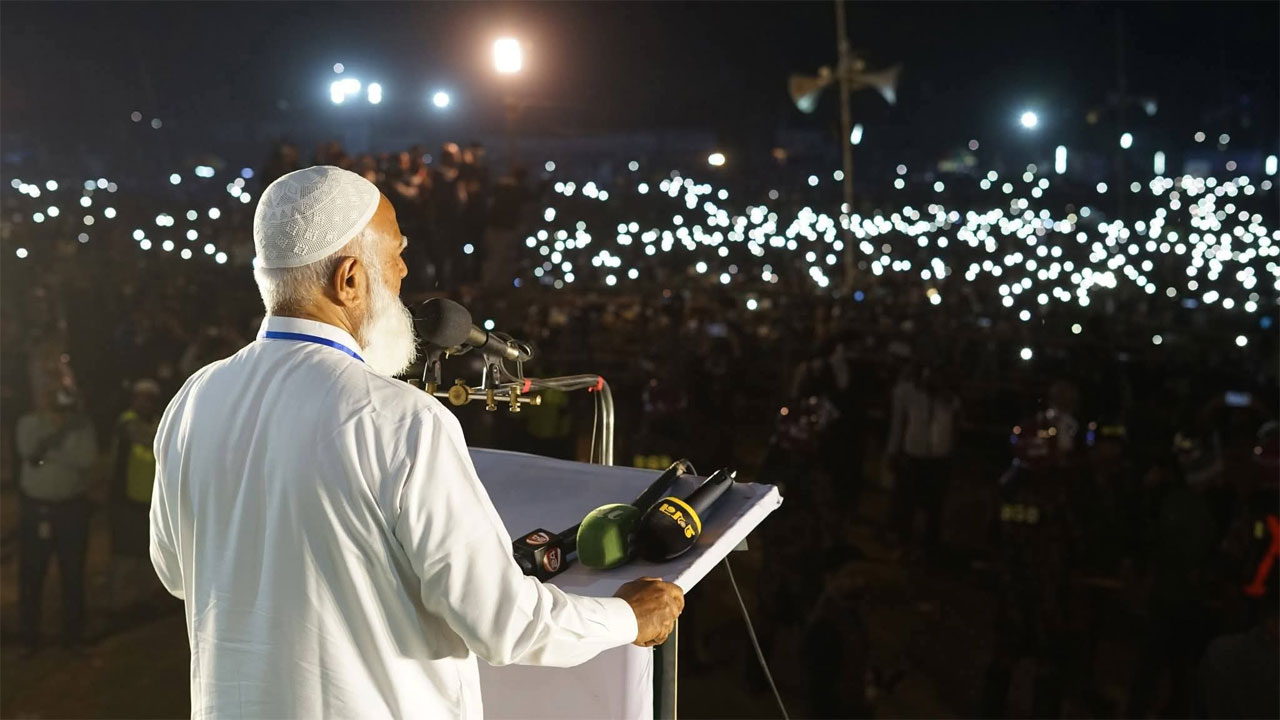 শুক্রবার রাতে ফরিদপুরে নির্বাচনী জনসভায় বক্তৃতাকালে জামায়াত আমির