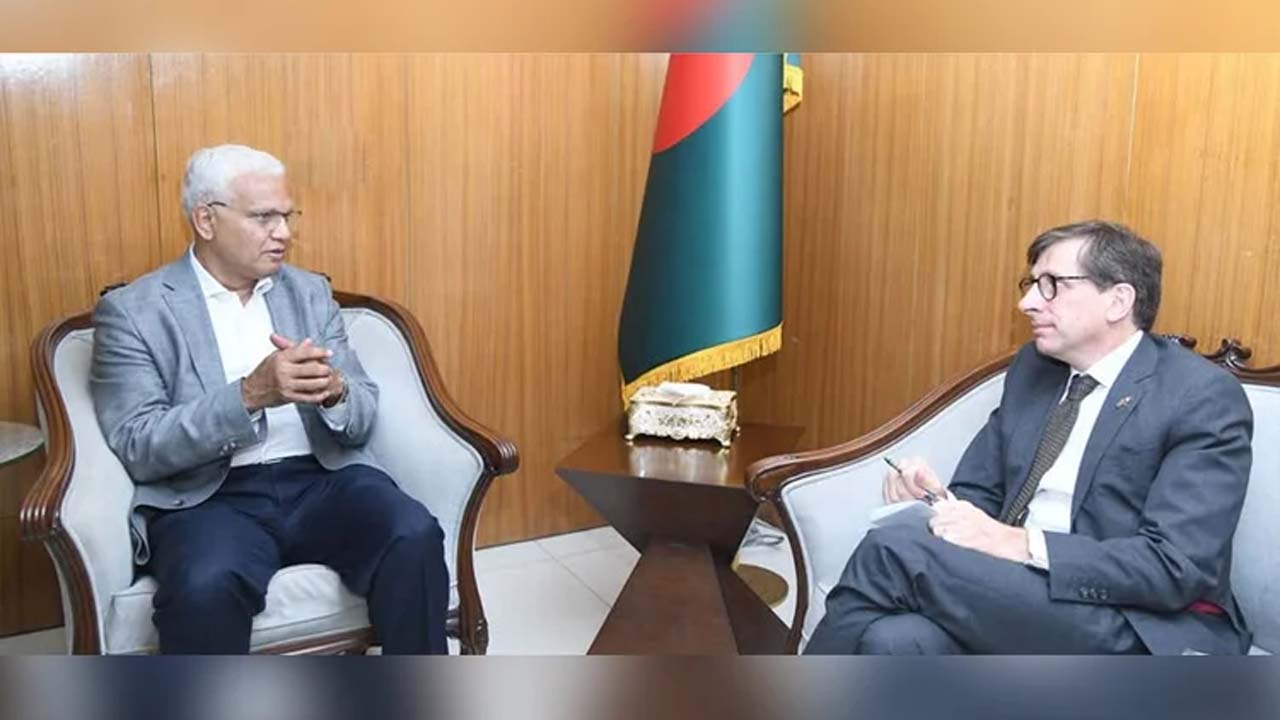 ফ্রান্সের রাষ্ট্রদূত জ্যঁ-মার্ক সেরে শারলে সমাজকল্যাণমন্ত্রীর সাথে সৌজন্য সাক্ষাৎ করেন