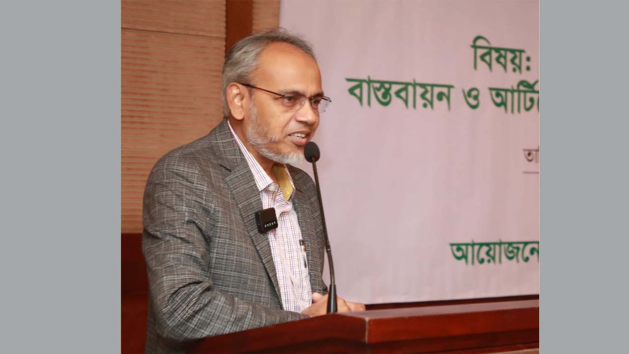 সাংবাদিকদের প্রশ্নের জবাবে ডা: রফিক