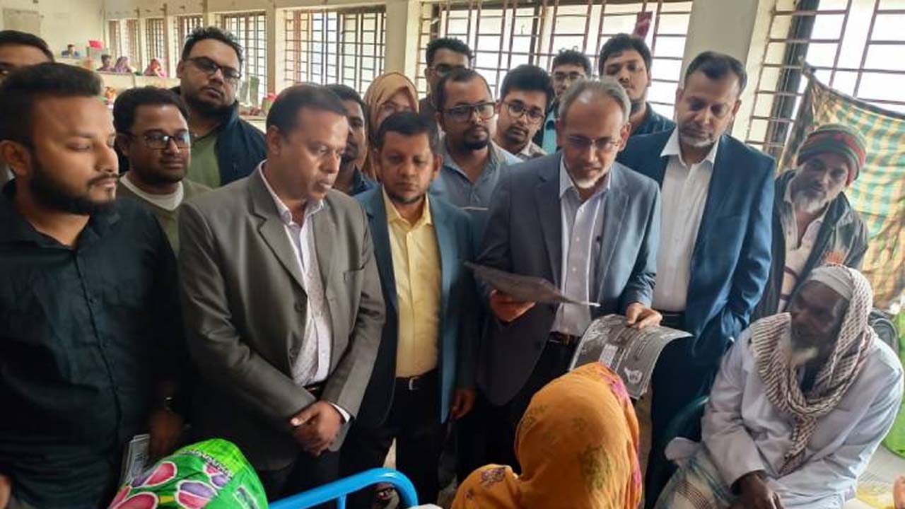 ফরিদপুর মেডিক্যাল কলেজ হাসপাতালের চিকিৎসক, কর্মকর্তা ও কর্মচারীদের সাথে এক মতবিনিময় সভায় ডা: মো: রফিকুল ইসলাম