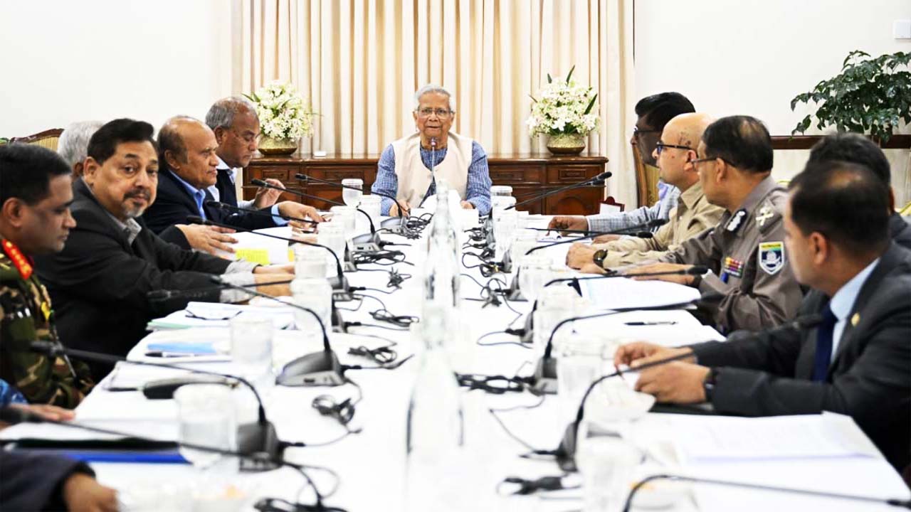 যমুনায় নির্বাচন প্রস্তুতি সংক্রান্ত উচ্চপর্যায়ের বৈঠকে প্রধান উপদেষ্টা ড. মুহাম্মদ ইউনূস