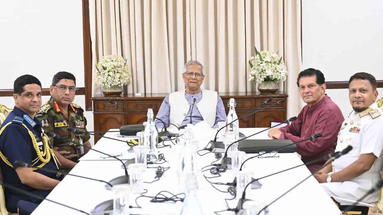 প্রধান উপদেষ্টার সাথে তিন বাহিনী প্রধানের সাক্ষাৎ