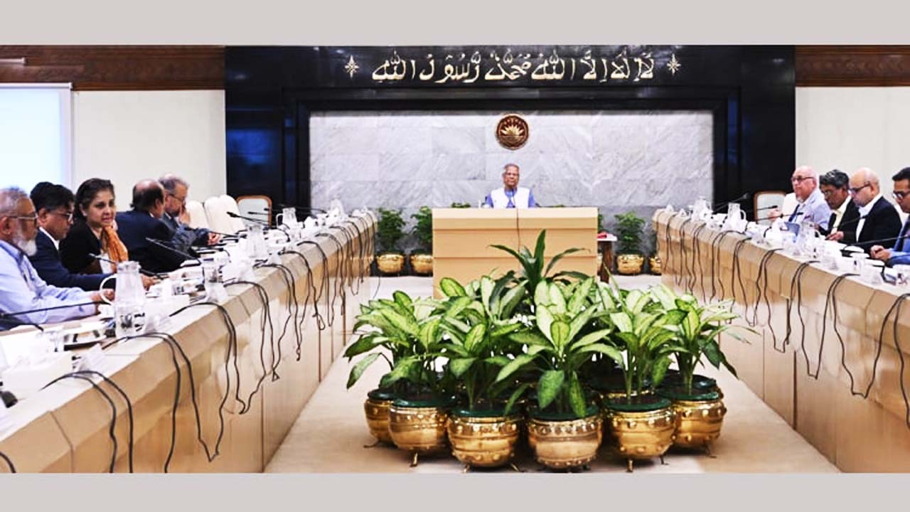 প্রধান উপদেষ্টার কার্যালয়ে প্রফেসর মুহাম্মদ ইউনূসের সভাপতিত্বে জরুরি সভা অনুষ্ঠিত হয়