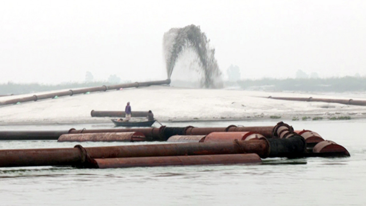 নদীতে ড্রেজিং করা হচ্ছে