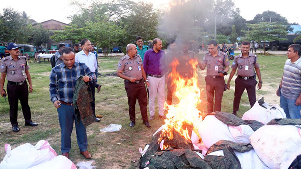 ৩১ হাজার ৭৭৫টি পোশাক আদালতের নির্দেশে পুড়িয়ে ধ্বংস করা হয়েছে
