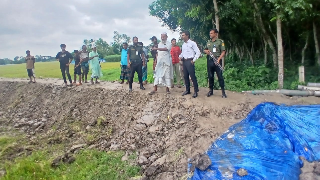 কৃষি জমির মাটি কাটার বিরুদ্ধে ভ্রাম্যমাণ আদালত অভিযান চালায়
