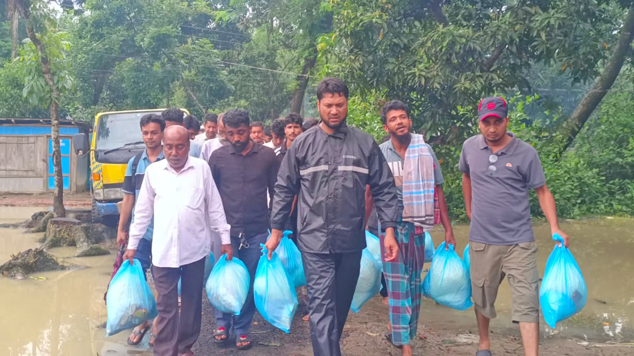 মিরসরাইয়ে পানিবন্দীদের মাঝে শুকনো খাবার বিতরণ করছেন স্থানীয় বিএনপি নেতা মো: আশরাফ উদ্দিন