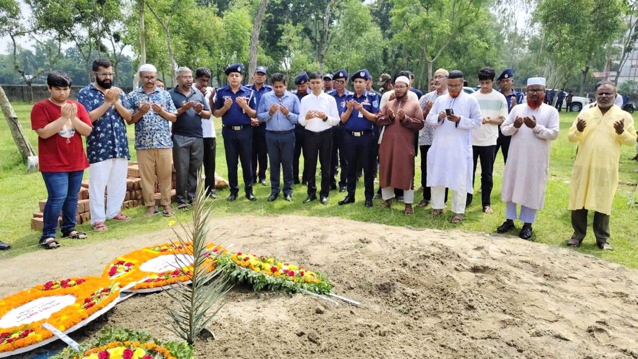 নীলফামারীতে শিক্ষিকা মাহরিন চৌধুরীর সমাধিতে ডিসি-এসপির শ্রদ্ধা