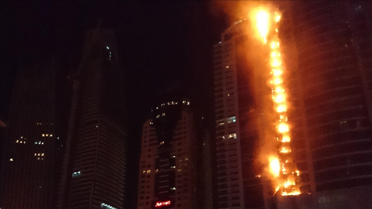 প্রতিহত করা ক্ষেপণাস্ত্রের ধ্বংসাবশেষ দুবাই মেরিনার একটি টাওয়ারে পড়লে আগুন ধরে যায়