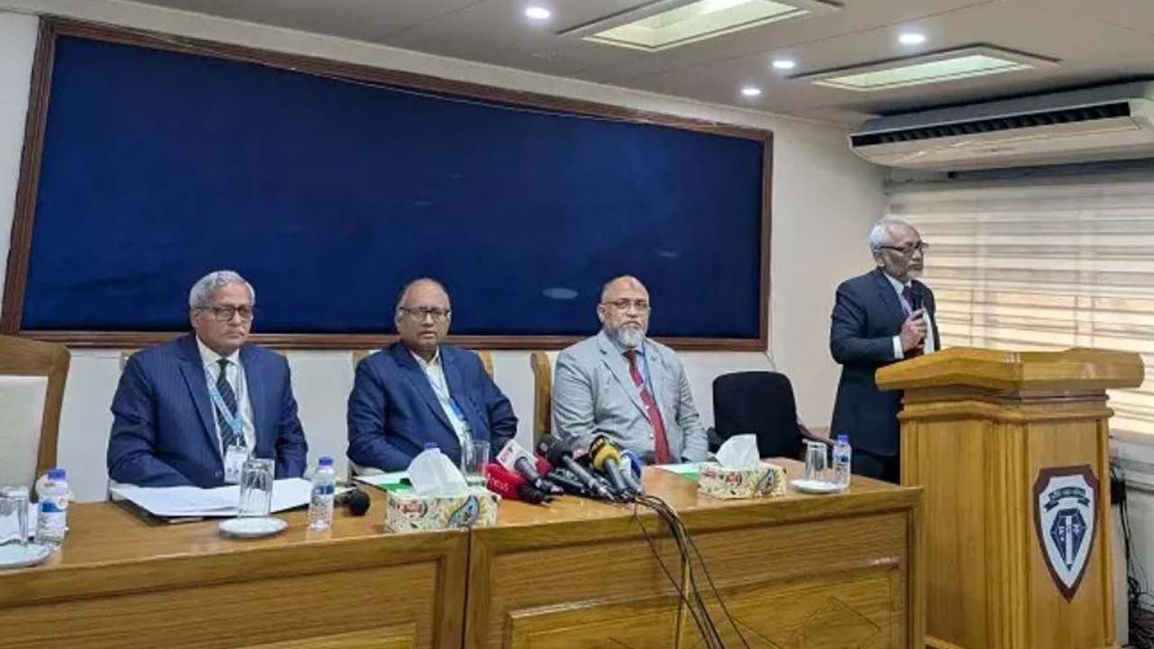 মতবিনিময় সভায় দুদক চেয়ারম্যান মোহাম্মদ আবদুল মোমেন