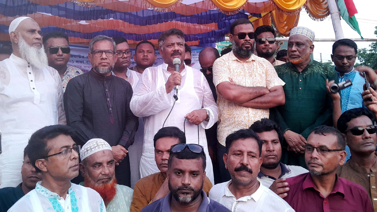 বক্তব্য রাখছেন অ্যাডভোকেট এম রুহুল কুদ্দুস তালুকদার দুলু