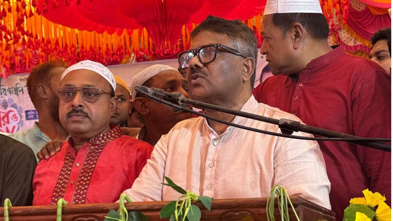 অনুষ্ঠানে বক্তব্য দিচ্ছেন এম রুহুল কুদ্দুস তালুকদার দুলু