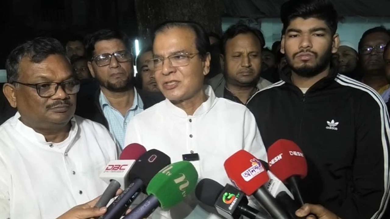 লালমনিরহাটের কেন্দ্রীয় শহীদ মিনারে শ্রদ্ধা নিবেদন শেষে সাংবাদিকের সাথে কথা বলছেন ত্রাণ ও দুর্যোগ ব্যবস্থাপনামন্ত্রী আসাদুল হাবিব দুলু