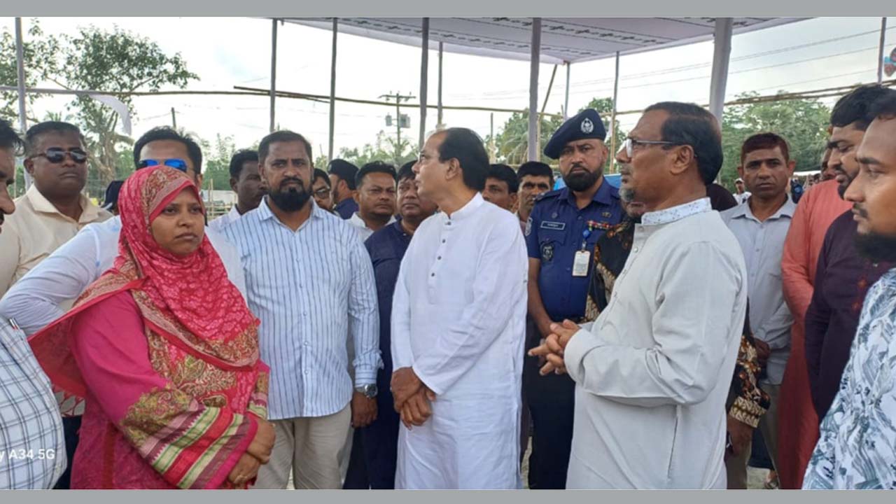 চাঁদপুরের শাহারাস্তিতে ‘খোর্দ’ খাল পরিদর্শনকালে দুর্যোগ ব্যবস্থাপনা ও ত্রাণমন্ত্রী আসাদুল হাবিব দুলু