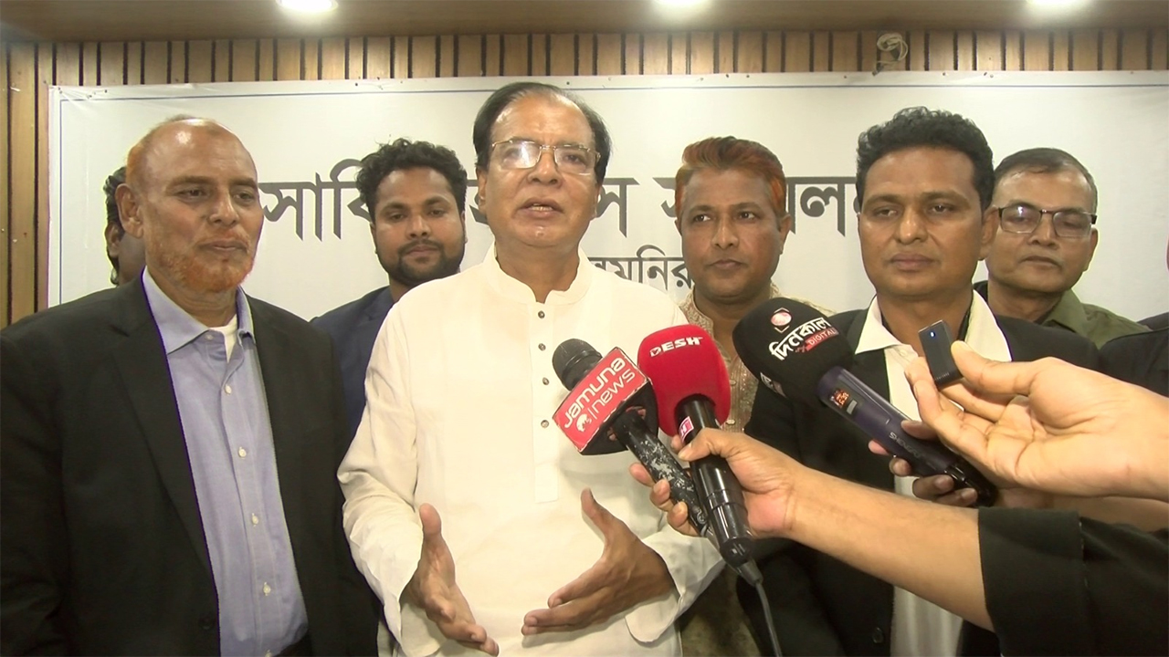 গণমাধ্যমের সাথে কথা বলছেন দুর্যোগ ব্যবস্থাপনা ও ত্রাণমন্ত্রী আসাদুল হাবিব দুলু