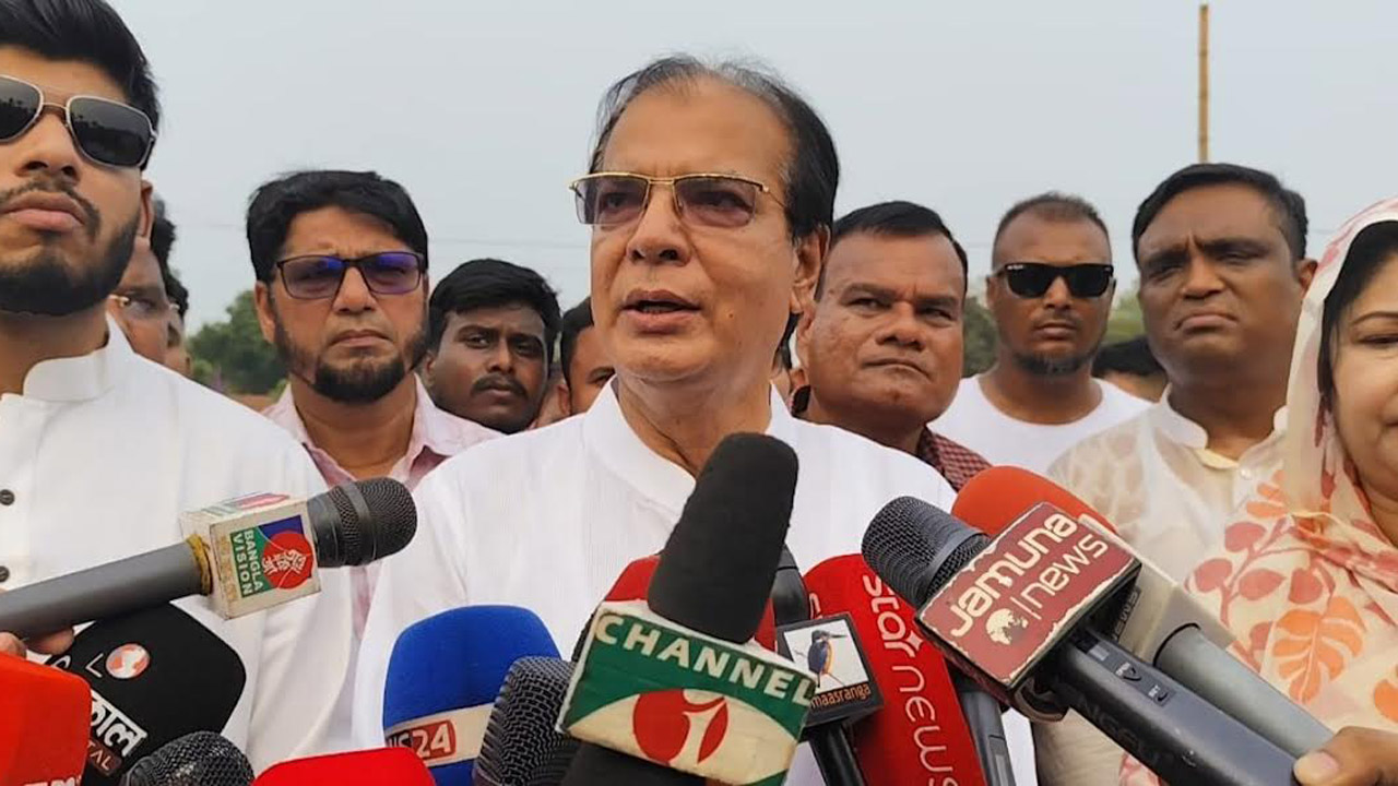 গণমাধ্যমের সাথে কথা বলছেন দুর্যোগ ব্যবস্থাপনা ও ত্রাণমন্ত্রী আসাদুল হাবিব দুলু