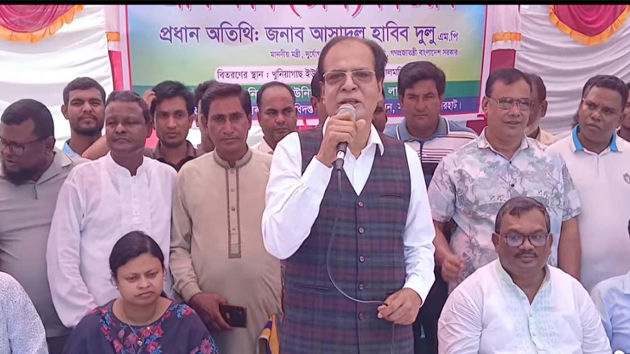 বক্তব্য দেন দুর্যোগ ব্যবস্থাপনা ও ত্রাণমন্ত্রী আসাদুল হাবিব দুলু