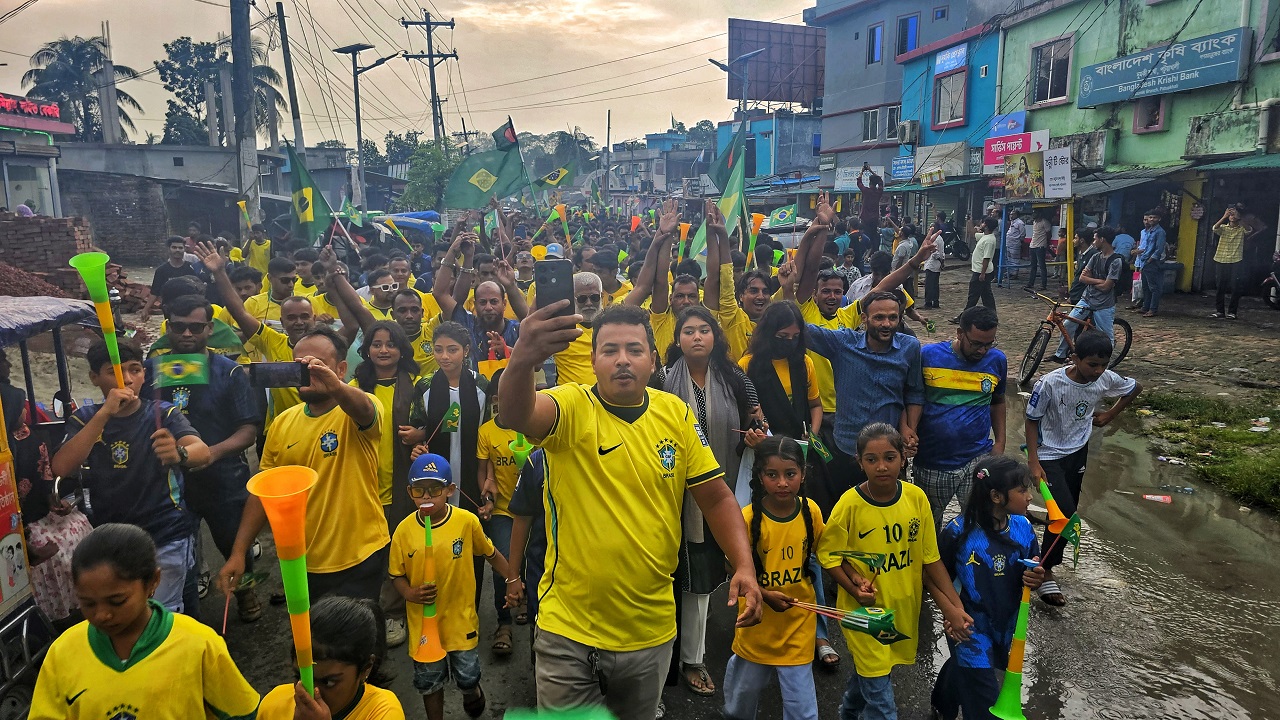 দুমকিতে ব্রাজিল সমর্থকদের আনন্দ মিছিল
