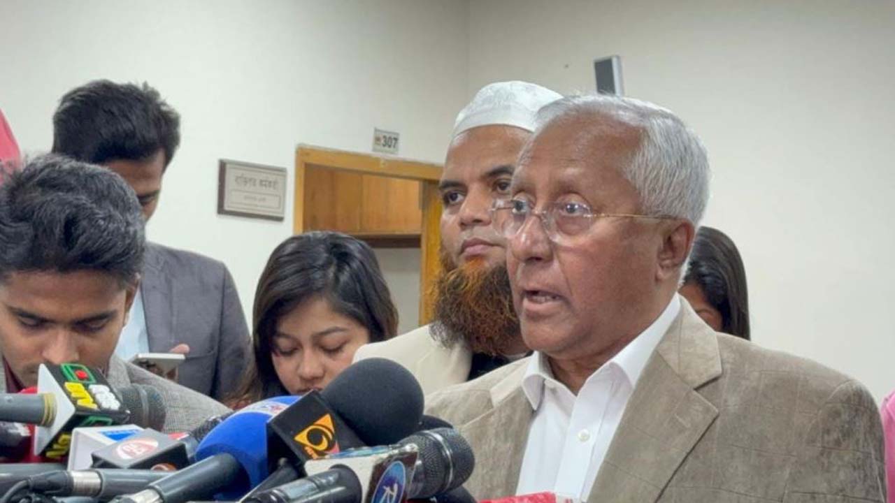 সাংবাদিকদের সাথে কথা বলছেন নির্বাচন কমিশনের সিনিয়র সচিব আখতার আহমেদ