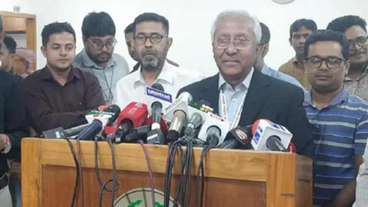 নির্বাচন ভবনে সাংবাদিকদের সাথে কথা বলছেন ইসি সচিব আখতার আহমেদ