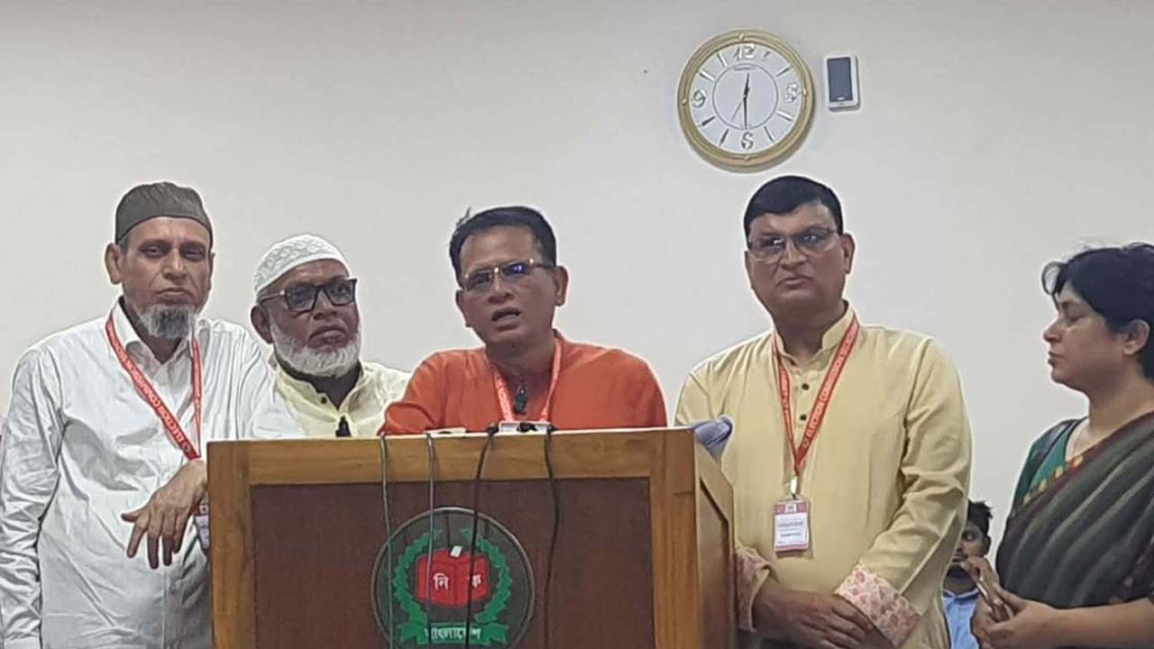 নির্বাচন কমিশন ভবনে গত বছরের আয় ব্যয়ের হিসাব জমা দিয়েছে গোলাম মোহাম্মদ (জিএম) কাদেরের নেতৃত্বাধীন জাতীয় পার্টি