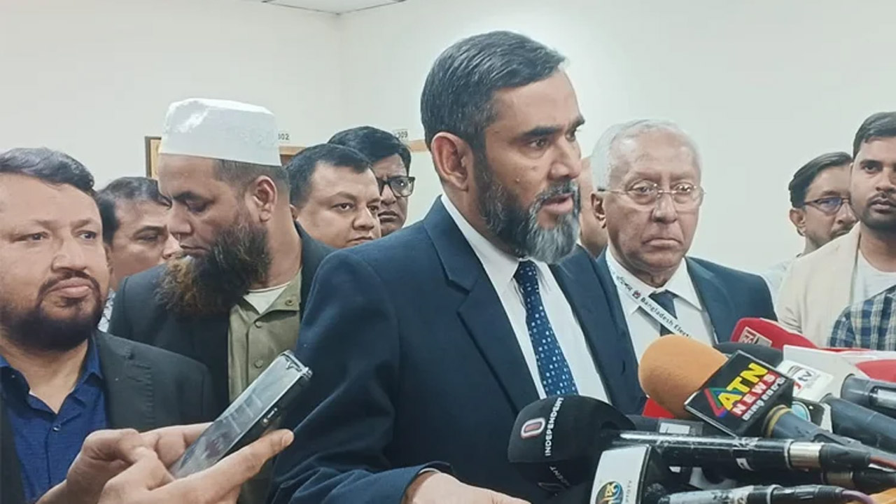 গণমাধ্যমের সাথে কথা বলছেন নির্বাচন কমিশনার আবুল ফজল মো: সানাউল্লাহ