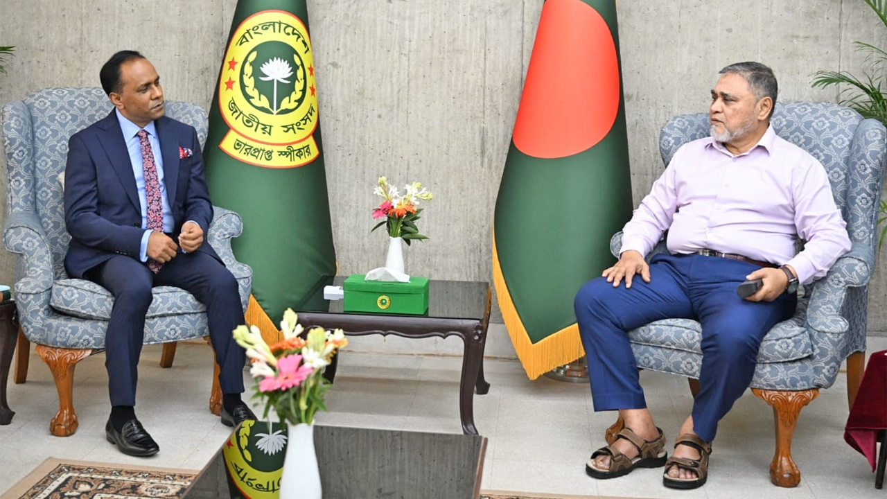 ভারপ্রাপ্ত স্পিকার ব্যারিস্টার কায়সার কামাল ও প্রধান নির্বাচন কমিশনার এ এম এম নাসির উদ্দিনে