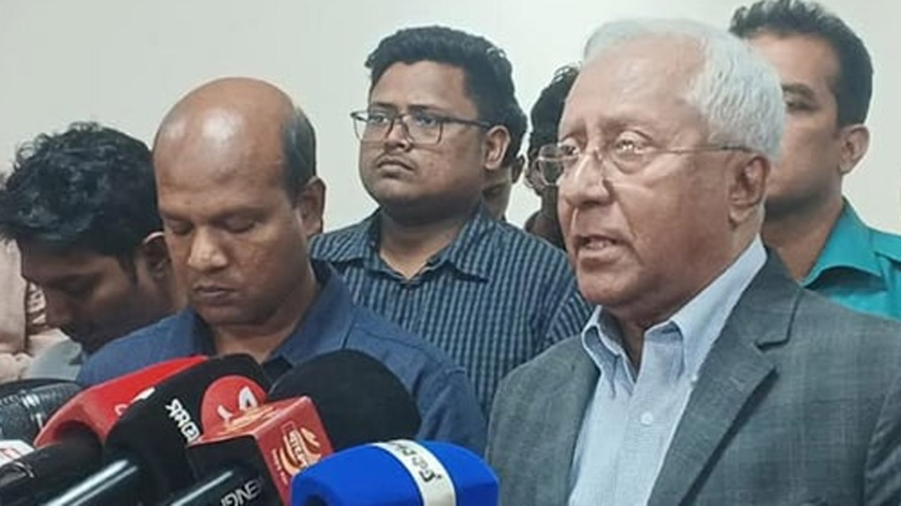 গণমাধ্যমের সাথে কথা বলছেন নির্বাচন কমিশনের সিনিয়র সচিব আখতার আহমেদ