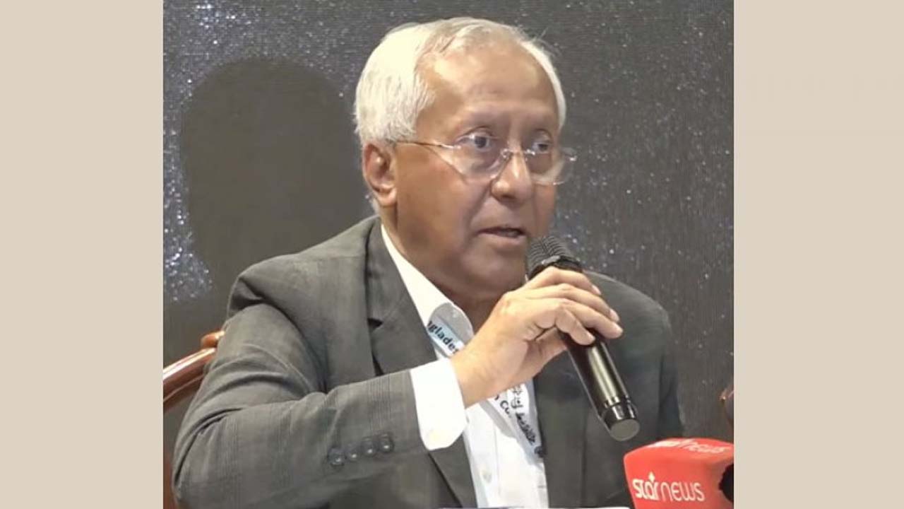 প্রেস বিফ্রিংয়ে কথা বলছেন নির্বাচন কমিশন (ইসি) সচিব আখতার আহমেদ