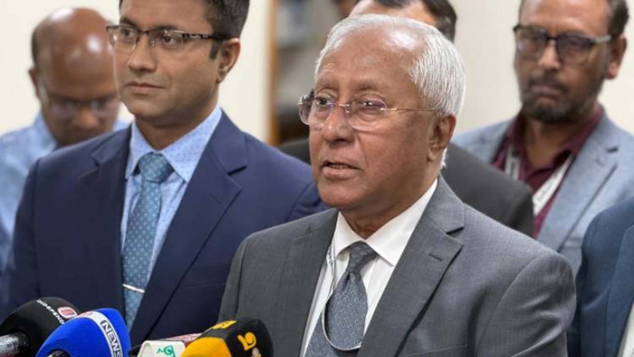 রাজধানীর আগারগাঁওয়ে নির্বাচন ভবনে নিজ কার্যালয়ের সামনে ব্রিফিংকালে সাংবাদিকদের প্রশ্নের জবাব দেন ইসি সচিব আখতার আহমেদ