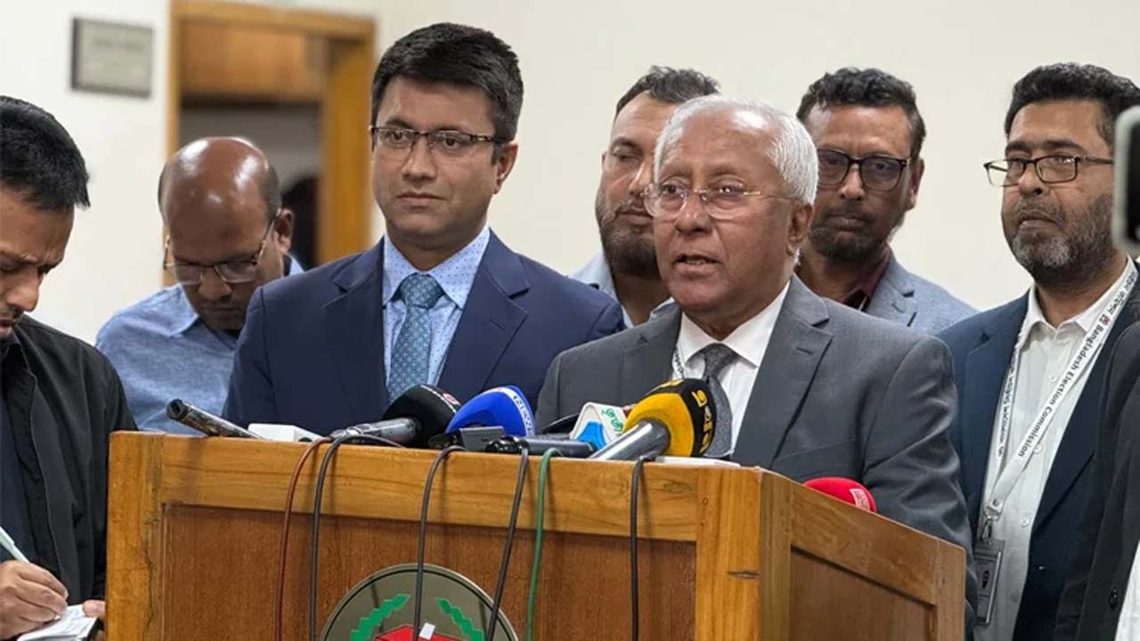 রাজধানীর আগারগাঁওয়ে নির্বাচন কমিশন ভবনে সাংবাদিকদের ব্রিফ করেন নির্বাচন কমিশন সচিবালয়ের সিনিয়র সচিব আখতার আহমেদ