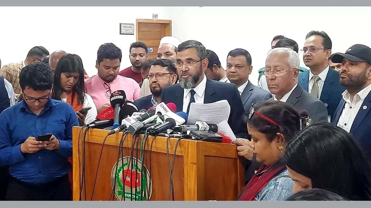 রাজধানীর নির্বাচন ভবনে ফলাফল বুথ পরিদর্শনকালে সাংবাদিকদের সাথে কথা বলেন ইসি সানাউল্লাহ