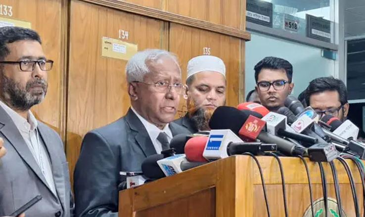 সাংবাদিকদের সাথে কথা বলছেন নির্বাচন কমিশনের সিনিয়র সচিব আখতার আহমেদ