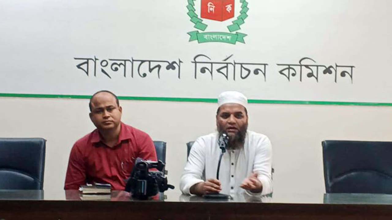 আগারগাঁওয়ে নির্বাচন ভবনের মিডিয়া সেন্টারে নবনিযুক্ত ইসি’র জনসংযোগ পরিচালক আমিন মল্লিক