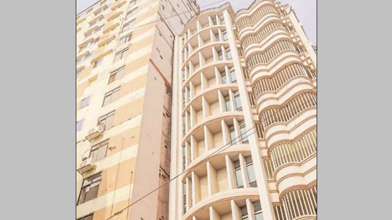 গত শুক্রবারের ভূমিকম্পে রাজধানীর রামপুরায় হেলে পড়া একটি ভবন