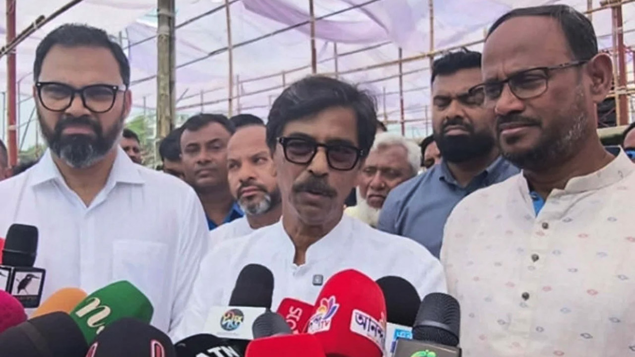 টাঙ্গাইলে শহীদ মারুফ স্টেডিয়ামে কৃষিমন্ত্রী মোহাম্মদ আমিন উর রশিদ