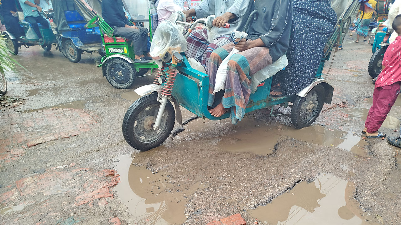 গর্তভরা সড়কে ঈদযাত্রার দুর্ভোগ ভয়াবহ