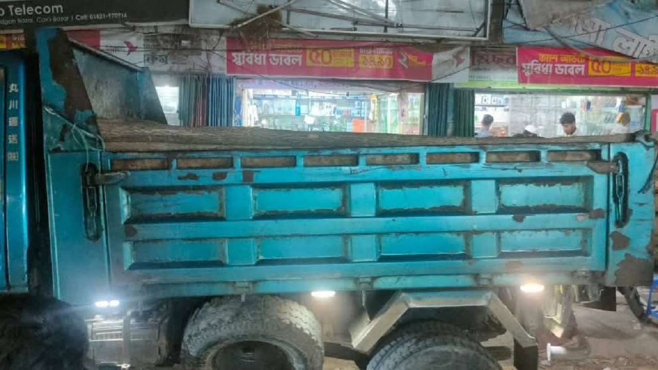 ঈদগাঁওতে রাতে অবৈধ ডাম্প ট্রাকের দৌরাত্ম্য