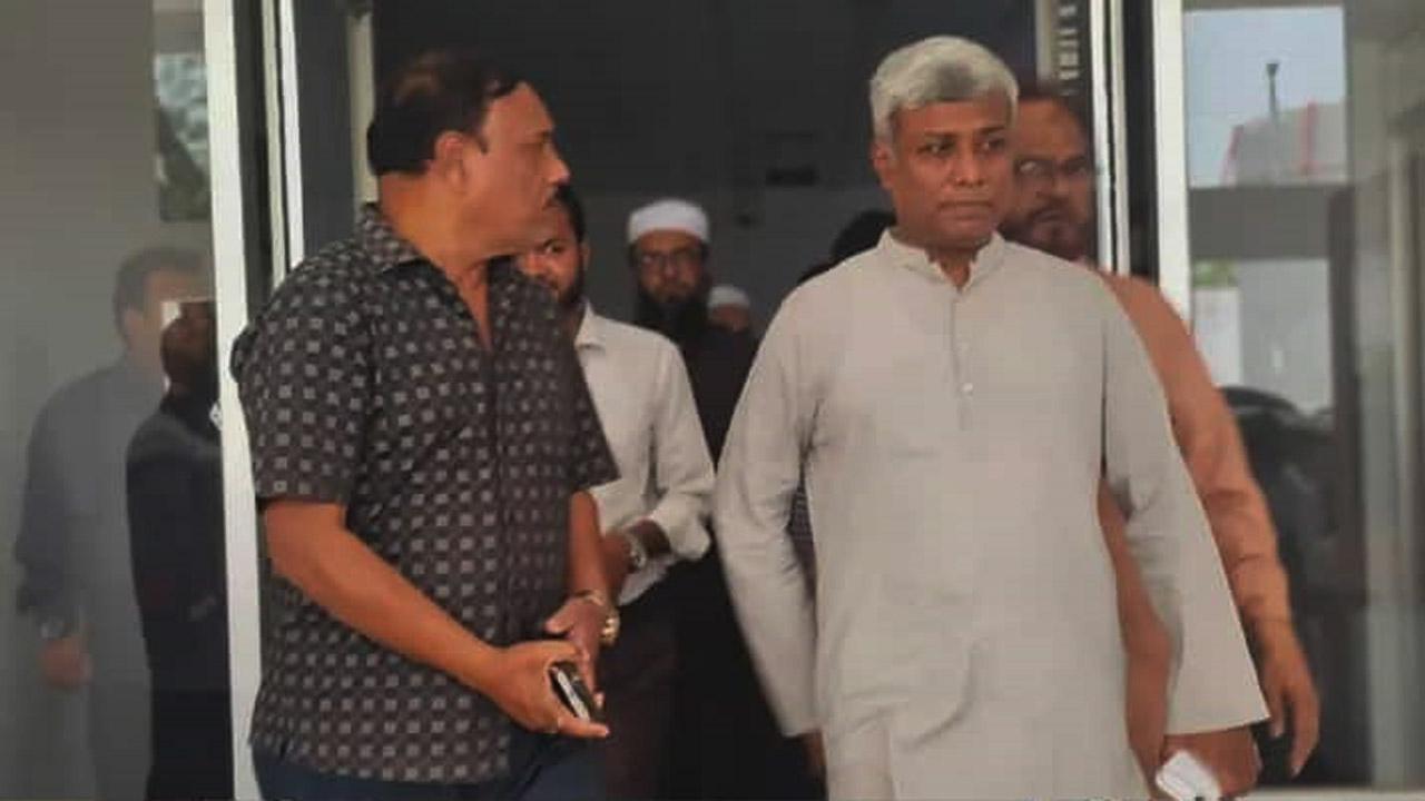 সিদ্ধিরগঞ্জের আদমজী এসও এলাকায় অবস্থিত ডিপোটিতে বিদ্যুৎ প্রতিমন্ত্রী