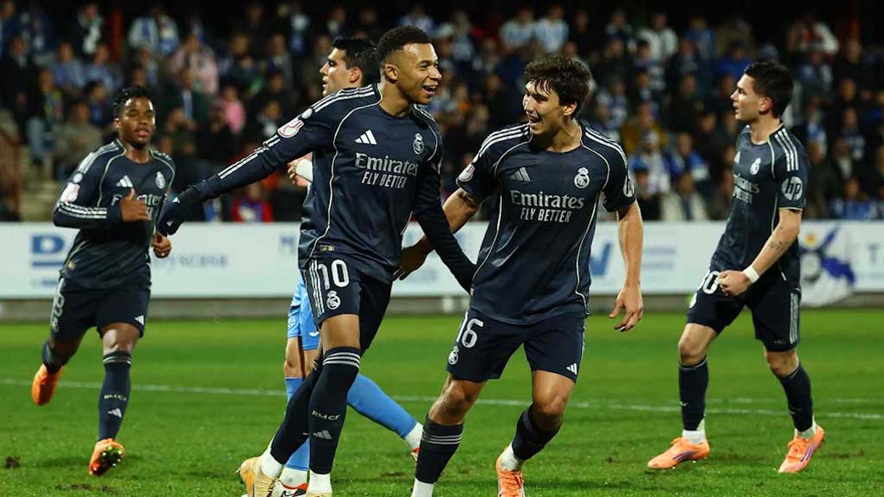 জোড়া গোল করেছেন কিলিয়ান এমবাপ্পে