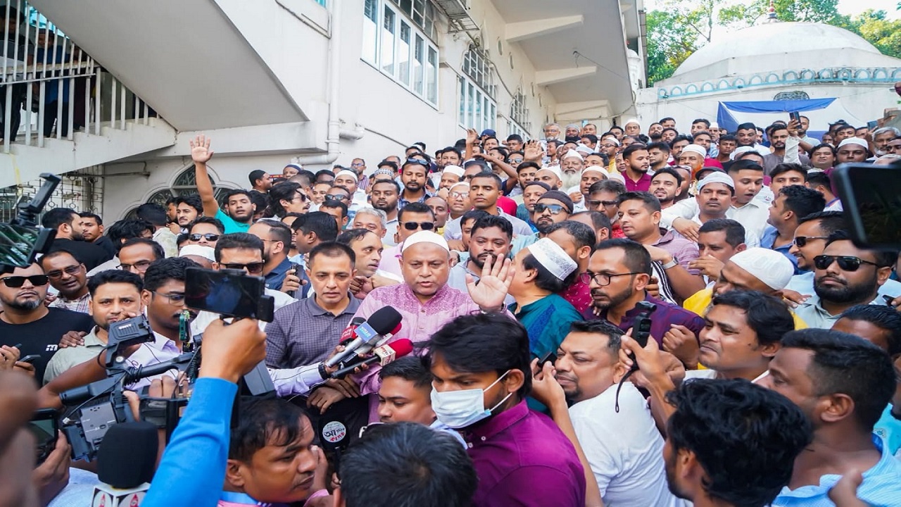 শাহজালাল রহ:-এর মাজার জিয়ারত শেষে এমরান আহমদ চৌধুরী