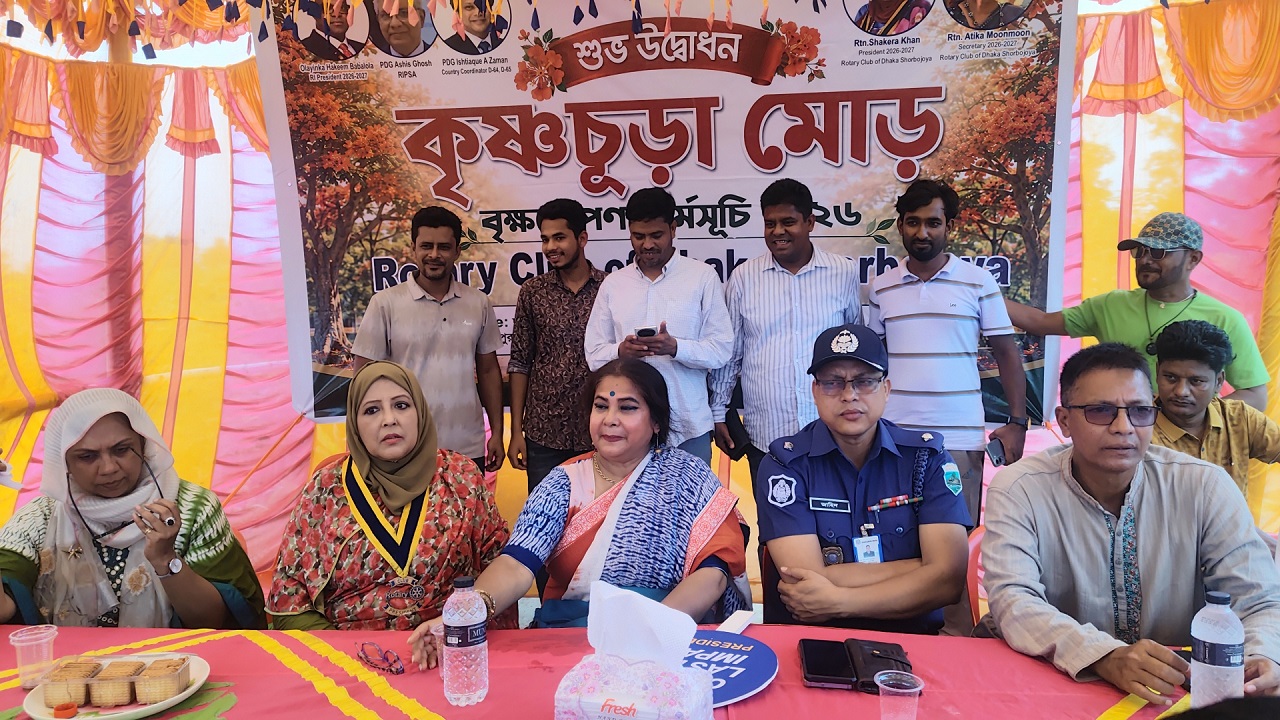 এনায়েতপুরে শতাধিক বৃক্ষরোপণের মধ্য দিয়ে ‘কৃষ্ণচূড়া মোড়’-এর যাত্রা শুরু