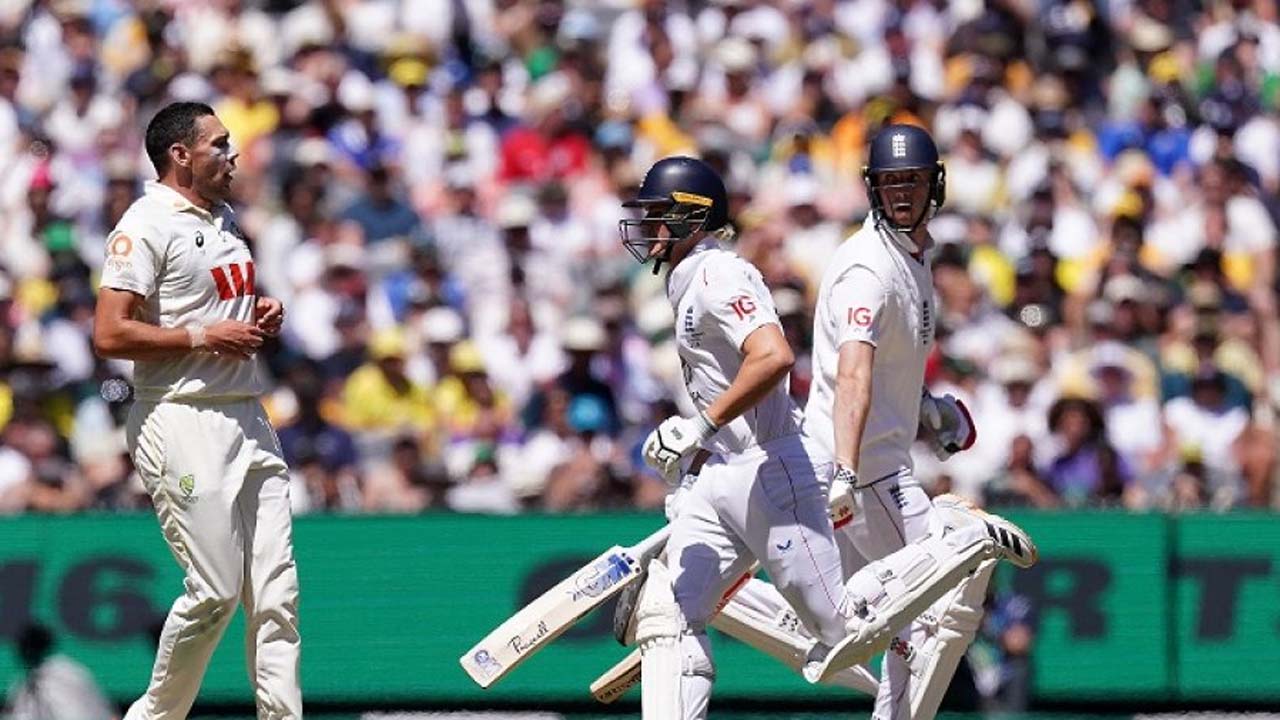 অ্যাশেজ সিরিজের চতুর্থ টেস্টের দ্বিতীয় দিন ইংল্যান্ড ৪ উইকেটে হারিয়েছে অস্ট্রেলিয়াকে