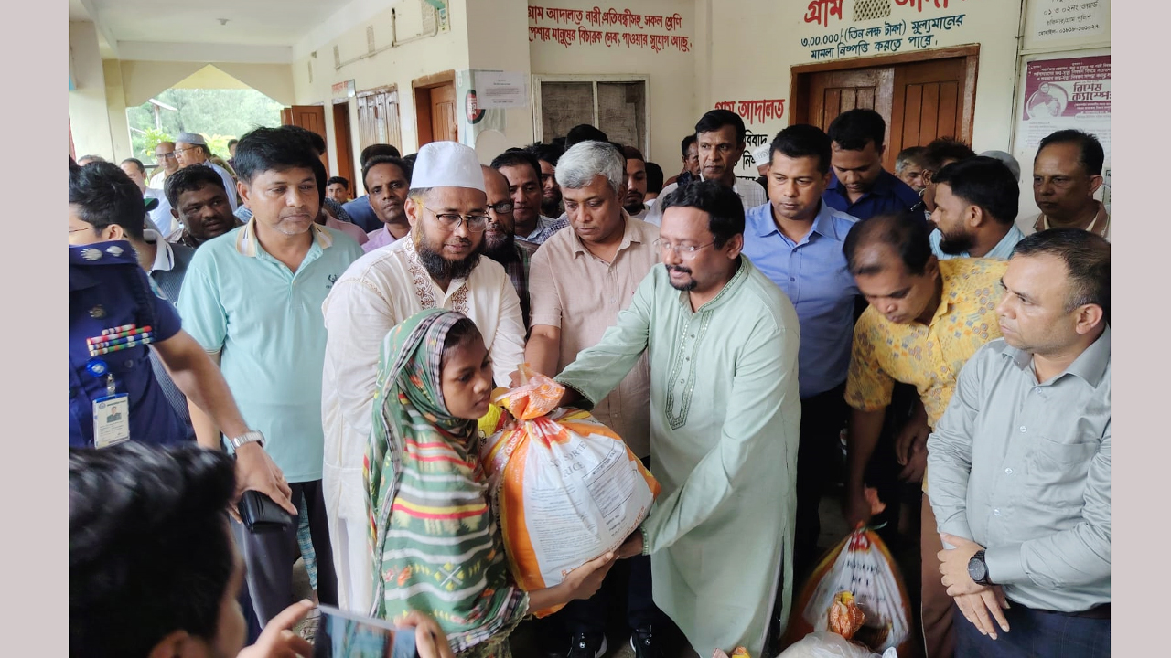 বন্যার্তদের মাঝে ত্রাণ বিতরণ করছেন বিদ্যুৎ, জ্বালানি ও খনিজ সম্পদ প্রতিমন্ত্রী অনিন্দ্য ইসলাম অমিত