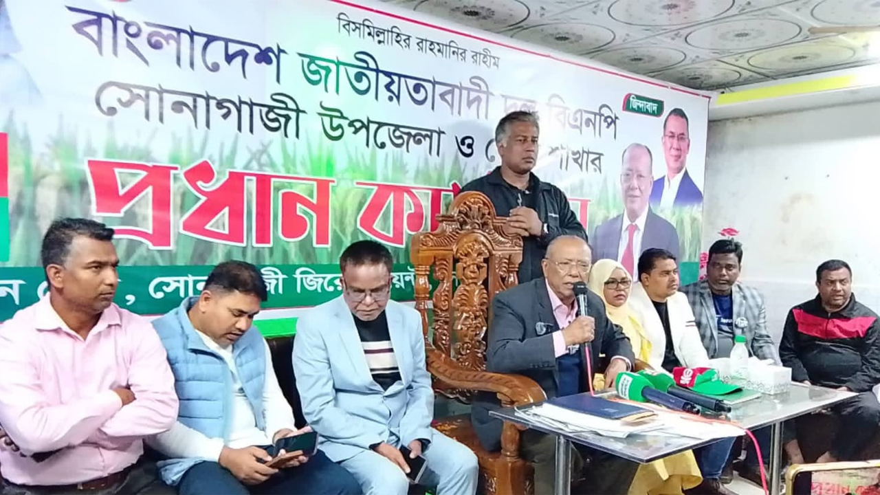 মতবিনিময় করছেন আব্দুল আউয়াল মিন্টু