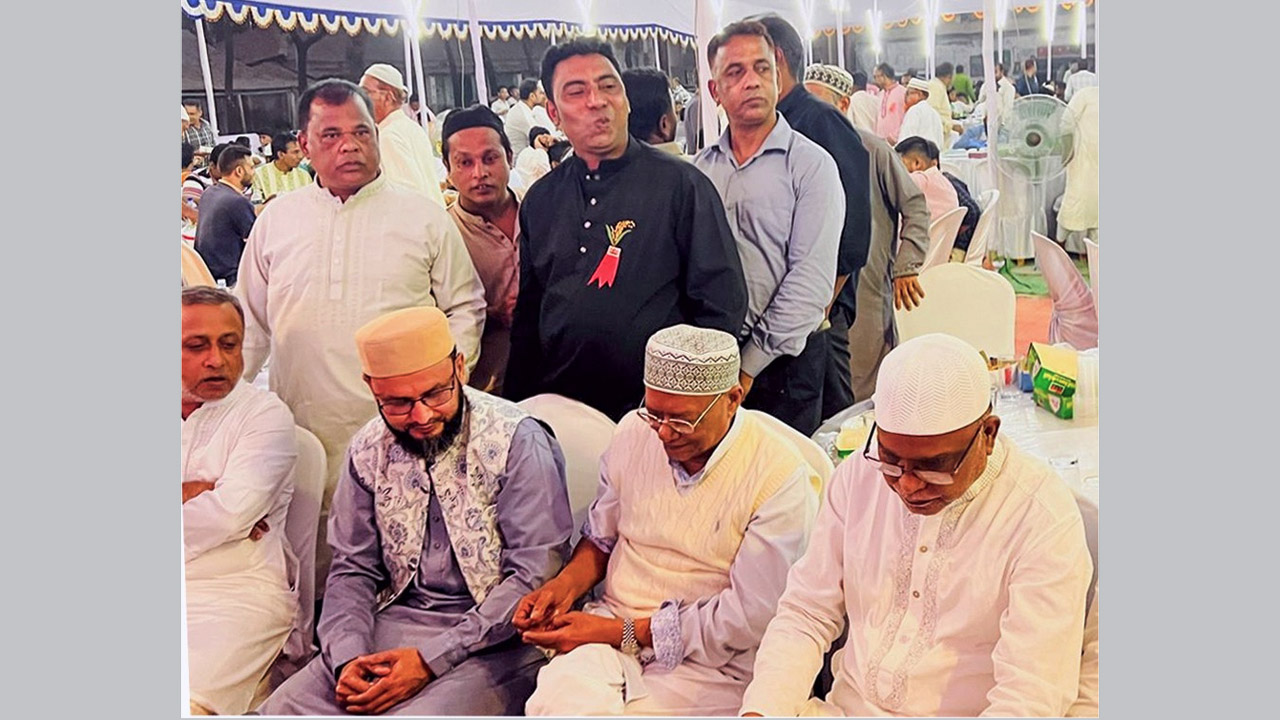 ফেনীতে জামায়াত নেতা মানিক কে সাথে নিয়ে পরিবেশ মন্ত্রীর ইফতার