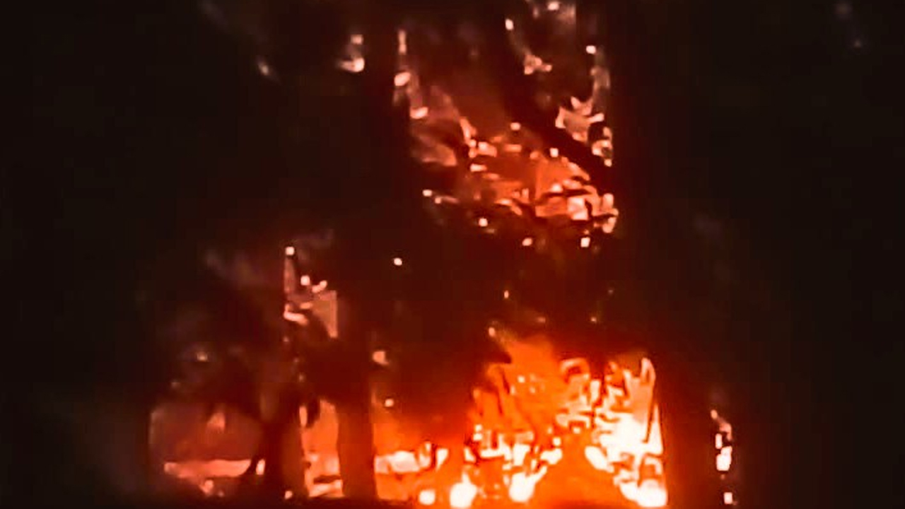 ঘরের বিভিন্ন অংশ পুড়ে যায়