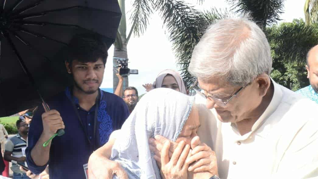 গুম হওয়া একজনের বৃদ্ধা স্বজনকে সান্ত্বনা দিচ্ছেন মির্জা ফখরুল ইসলাম আলমগীর