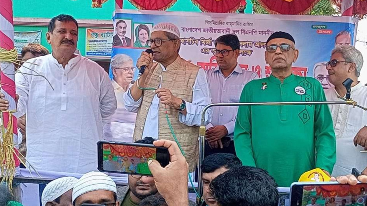 রাজশাহীতে বক্তব্য রাখছেন মির্জা ফখরুল ইসলাম আলমগীর