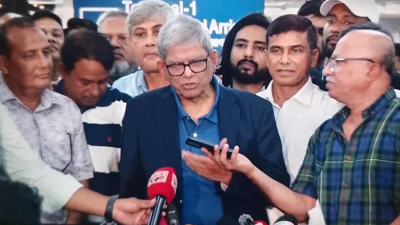 গণমাধ্যমের সাথে কথা বলছেন মির্জা ফখরুল ইসলাম আলমগীর